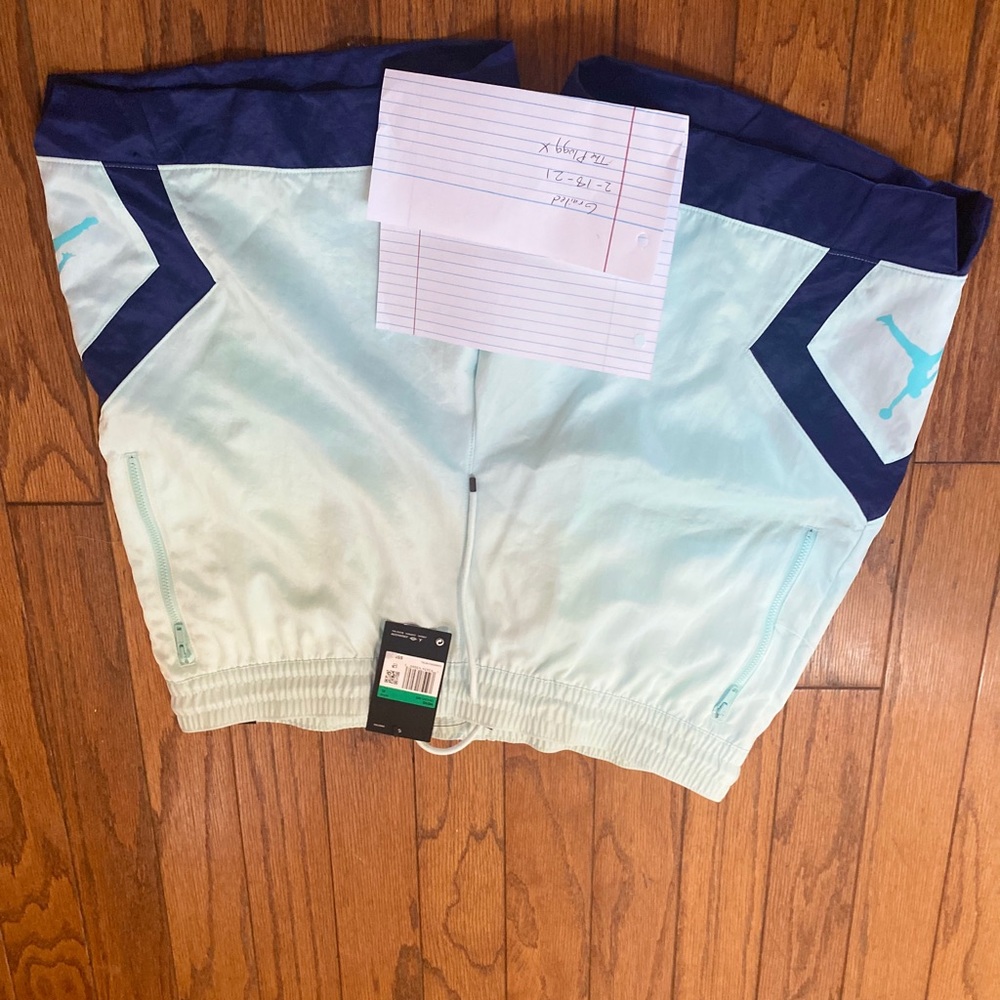 Shorts - Picture 5 of 9